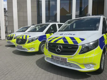 Trois véhicules de police avec le nouveau marquage Battenburg alignés.