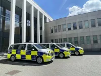Trois véhicules de police avec le nouveau marquage Battenburg alignés.