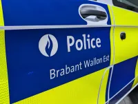 Trois véhicules de police avec le nouveau marquage Battenburg alignés.