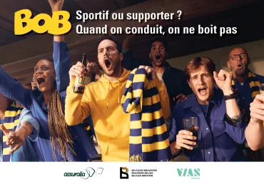 Un groupe de supporters enthousiastes dans une tribune, avec un homme au centre tenant une bière sans alcool et une écharpe jaune et bleue. Texte : "BOB - Sportif ou supporter ? Quand on conduit, on ne boit pas."