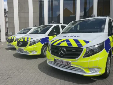 Trois véhicules de police avec le nouveau marquage Battenburg alignés.
