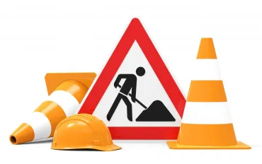 Cônes de circulation et signal chantier