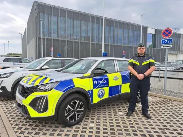 véhicule au look Battenburg et nouvel uniforme des policiers pour 2026