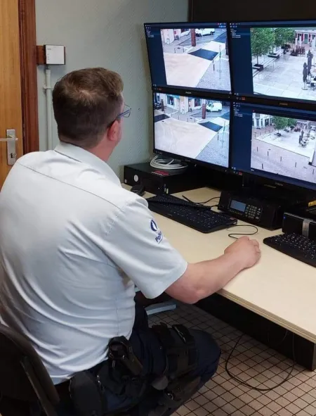 poste de contrôle caméras 4 écrans et policier