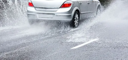 Véhicule sous la pluie