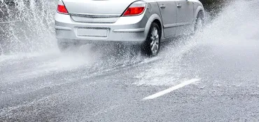 Véhicule sous la pluie