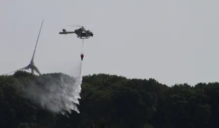 Image d'un hélicoptère arrosant un champ 