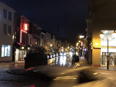 vue de nuit - rue du faubourg à Comines