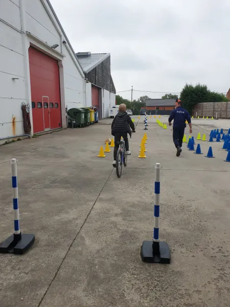 Enfant sur un vélo qui accompli la piste d'agilité