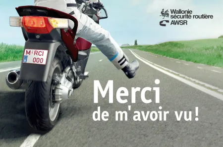 Motard faisant signe du pied