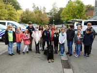 Photo de groupe sur le parking avec le chien de la police fédérale
