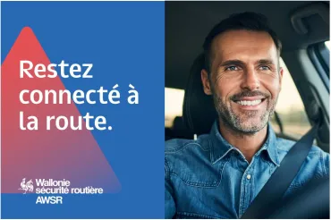Homme au volant - Restez connecté à la route