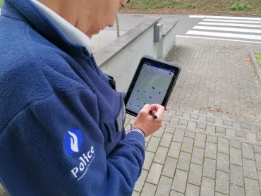 Policier avec tablette en main 