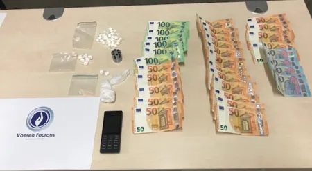 Drogues dures et de l'argent liquide trouvés pendant contrôle.