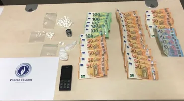 Drogues dures et de l'argent liquide trouvés pendant contrôle.