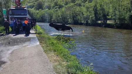 Extraction d'un véhicule hors de la Sambre