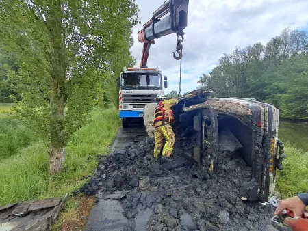 Nettoyage d'un véhicule sur le halage