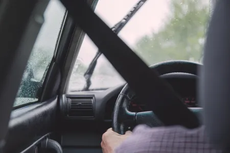 Pluie, brouillard ou soleil bas : quelques conseils de conduite en période automnale
