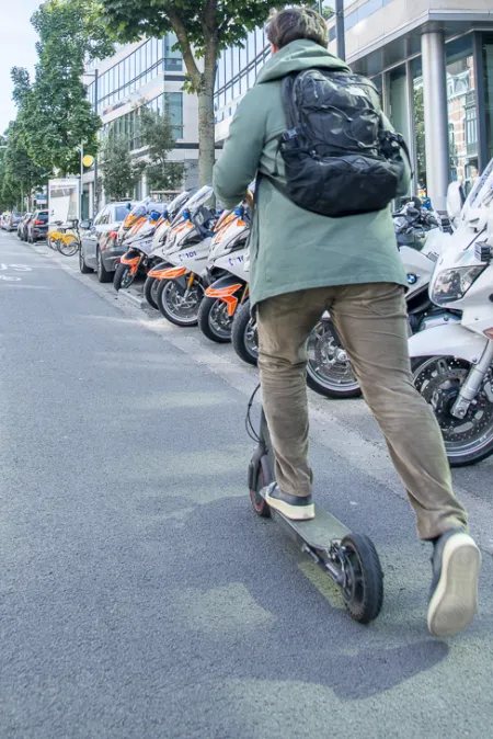 Quelles sont les différences entre les trottinettes électriques et à pousser ?