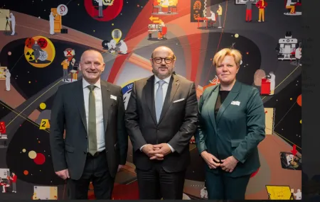 Le Ministre Quintin au milieu de Johan Geentjens (directeur DJO) et Sabien Gauquie (directrice DJT).