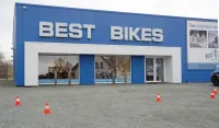 Tirs sur la façade du magasin BEST BIKES
