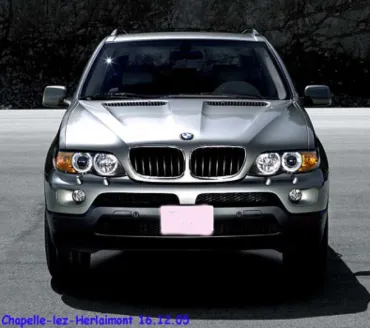 Vue d'ensemble de la Vue d'ensemble de la Vue d'ensemble de la Ontdekking van een lijk in een uitgebrande BMW X5